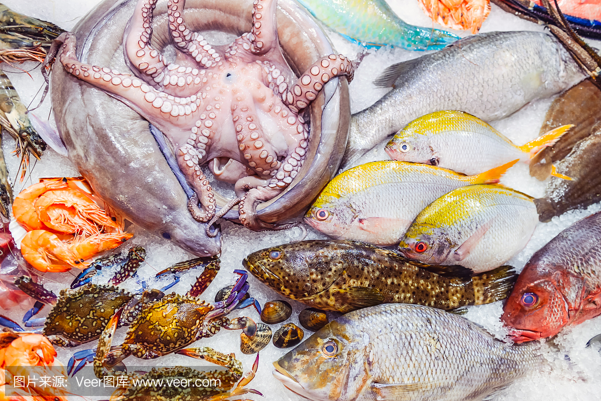鱼市柜台上各式各样的珍奇海鲜。冰里有生鲜鱼,章鱼,螃蟹,虾。选择性聚焦,俯视图